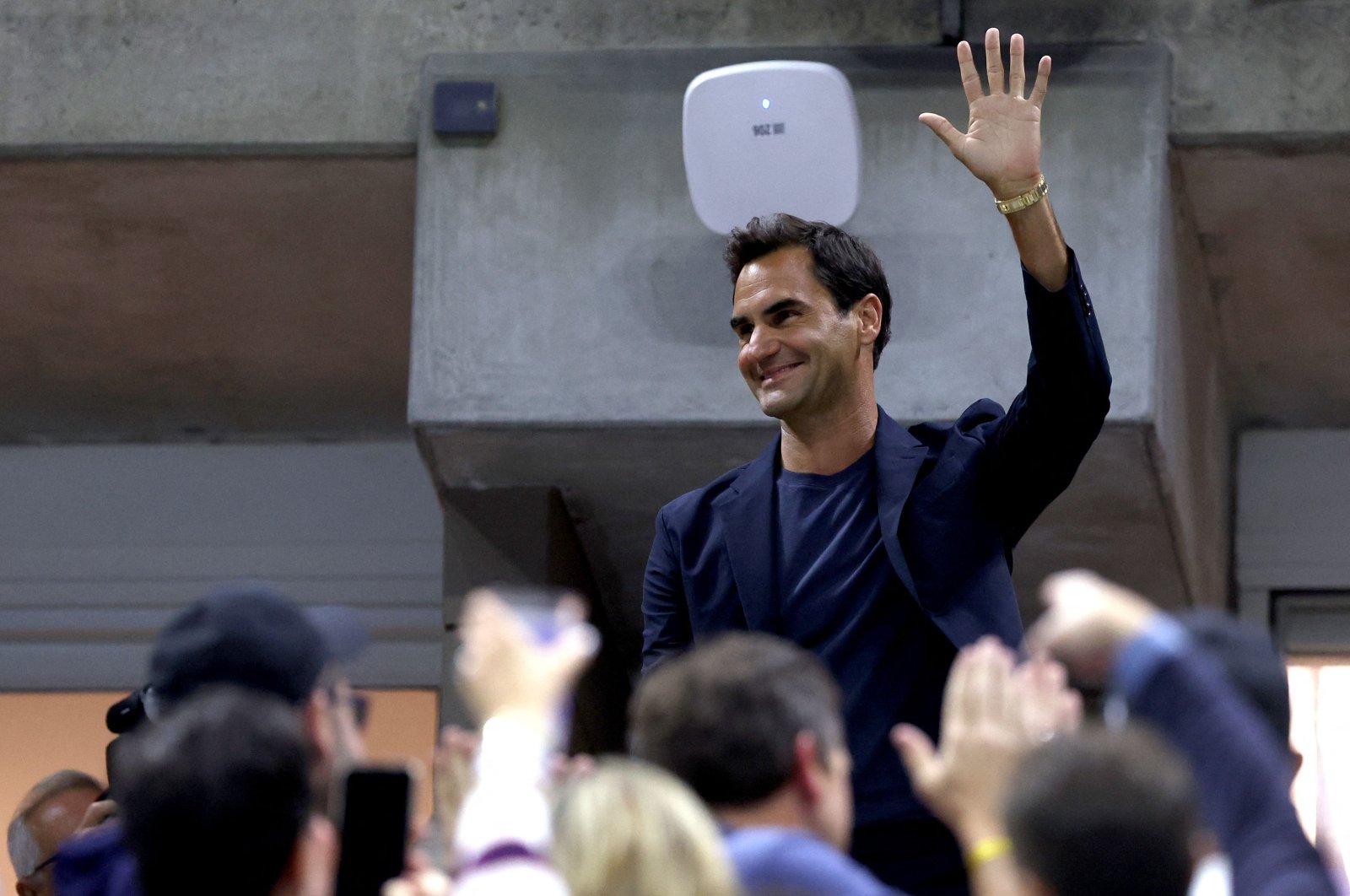 Roger Federer is recognized during the Women's Singles Quarterfinal match between Zheng Qinwen of China and Aryna Sabalenka of Belarus on Day Nine of the 2024 US Open at USTA Billie Jean King National Tennis Center, New York, U.S., Sept. 3, 2024. (AFP Photo)