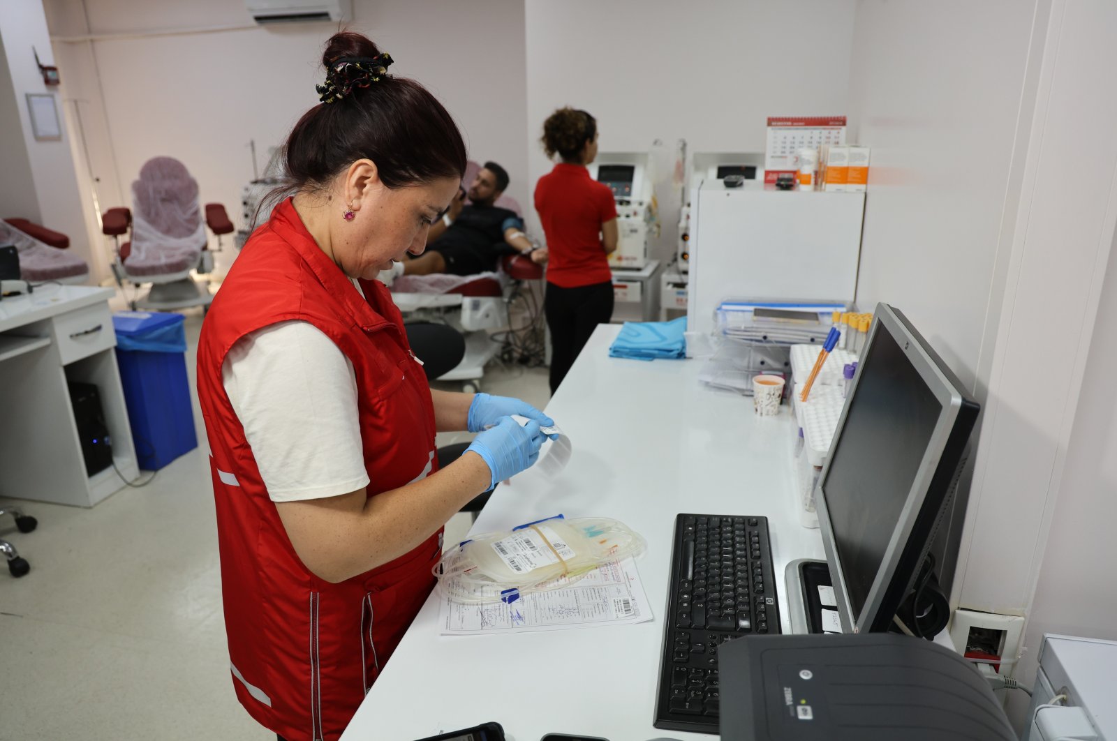 One of the team members of the Turkish Red Crescent (Kızılay) is working in a blood donation lab, Istanbul, Türkiye, Sept. 9, 2024. (IHA Photo)