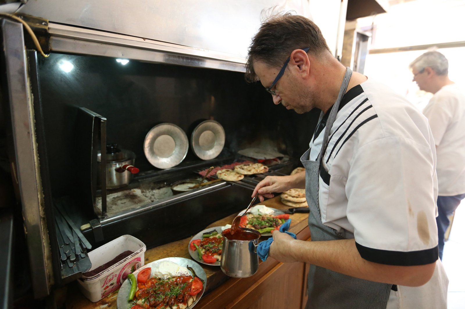 Kebab chef Ibrahim Onaylı prepares kebab at the restaurant in Manisa, western Türkiye, Aug. 15, 2024. (AA Photo)