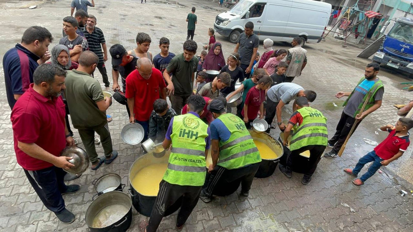 Humanitarian Relief Foundation (IHH) team members prepare meals for the people in Gaza, Palestine, Sept. 10, 2024. (DHA Photo)