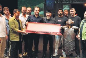 Chechen President Ramzan Kadyrov (C), Burak Özçivit (R) and the crew pose for a photo together with a traditional Turkish sword. (Sabah Photo)