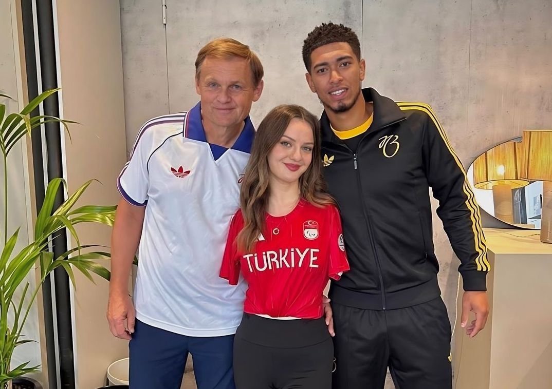 Turkish swimmer Sümeyye Boyacı (C) poses for a photo with Jude Bellingham (R) at a sportswear brand event, Herzogenaurach, Germany, Sept. 11, 2024. (Sümeyye Boyacı on Instagram)