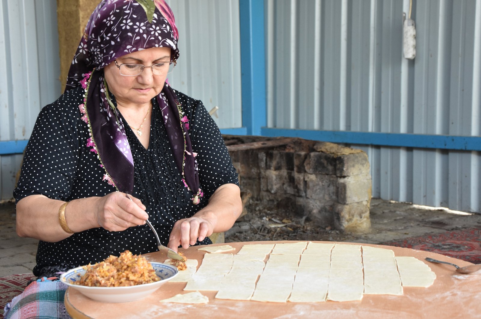 A woman makes "sini mantısı" in the traditional way in Tekirdağ, Türkiye, Sept. 15, 2024. (AA Photo)