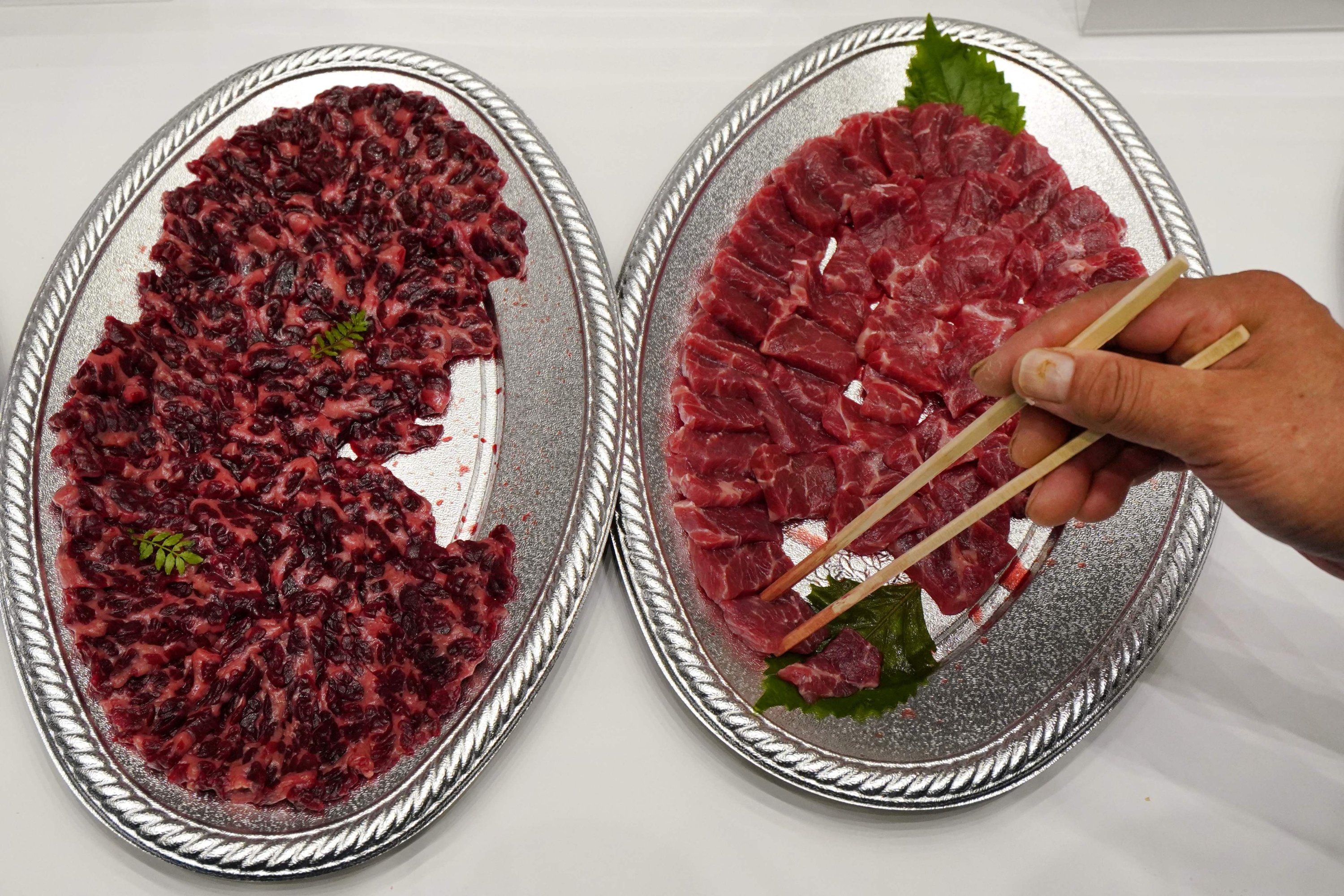 346429 A guest uses chopsticks to grab and taste raw meat from a fin whale at the exhibition at Tokyo's Toyosu market, Japan, Sept. 13, 2024. (AFP Photo)