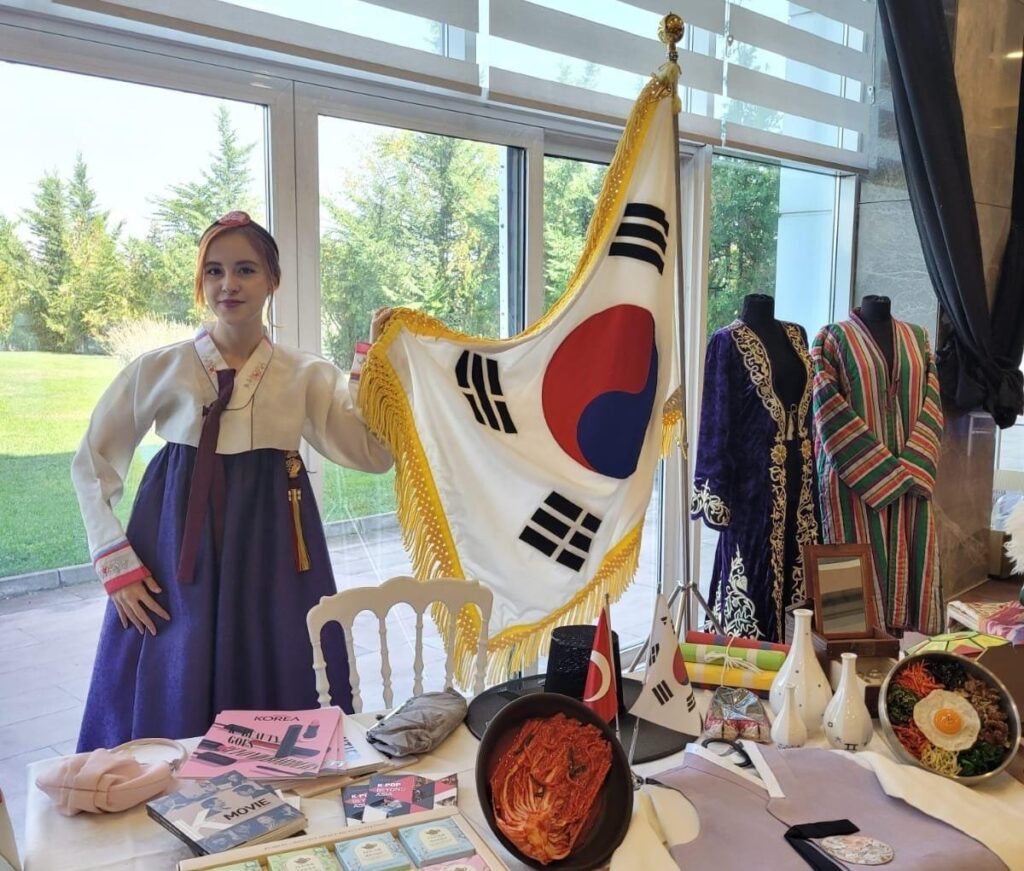 Representatives from South Korea exhibit their culture and traditional outfits at the Autumn Reunion with Culture and Fashion event, Ankara, Türkiye, Sept. 17, 2024. (Photo by Sena Darbaz)