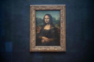 The portrait of Lisa Gherardini, wife of Francesco del Giocondo, known as the Mona Lisa, painted by Italian artist Leonardo da Vinci, is displayed in the "Salle des Etats" of the Louvre Museum in Paris, France, Jan. 8, 2021. (AFP Photo)