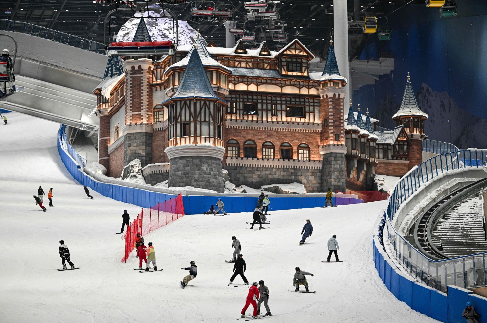 Snowboarders and skiers enjoy a run at the Shanghai L*SNOW Indoor Skiing Theme Resort, the world's largest indoor ski resort in the Pudong district in Shanghai, China, Sept. 6, 2024. (AFP Photo)