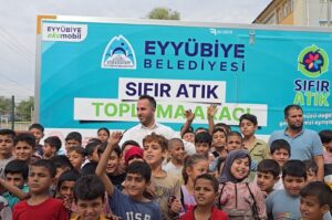 Students pose in front of the Zero Waste vehicle, Eyyübiye, Şanlıurfa, Türkiye, Oct. 12, 2024. (IHA Photo)