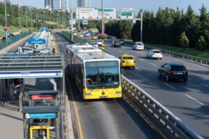 A Metrobüs stops at the Acıbadem station, located just after the Uzunçayır Station, on Istanbul’s Asian side, Türkiye, May 19, 2019. (Shutterstock Photo)