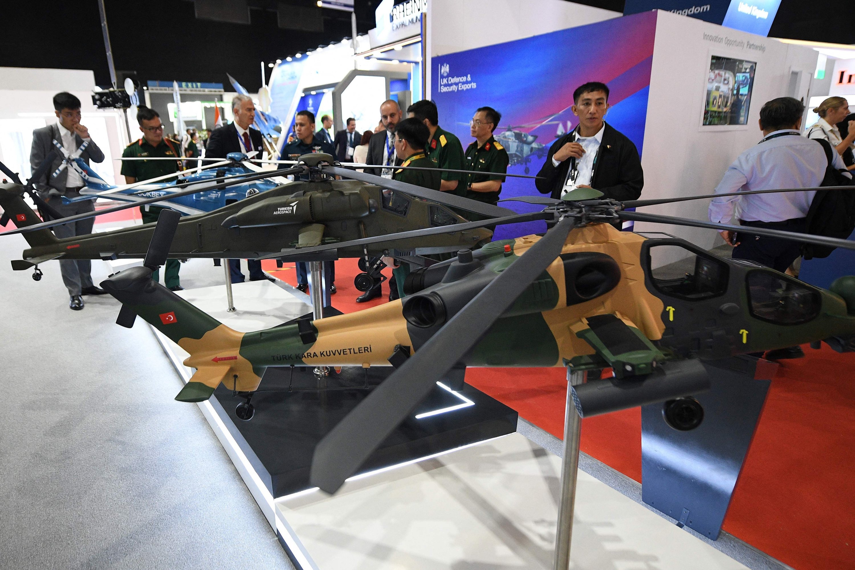 352053 Visitors stand next to mock-up models of attack helicopters by Turkish Aerospace Industries at the Asian Defense and Security Exhibition (ADAS), Manila, Sept. 25, 2024. (AFP Photo)