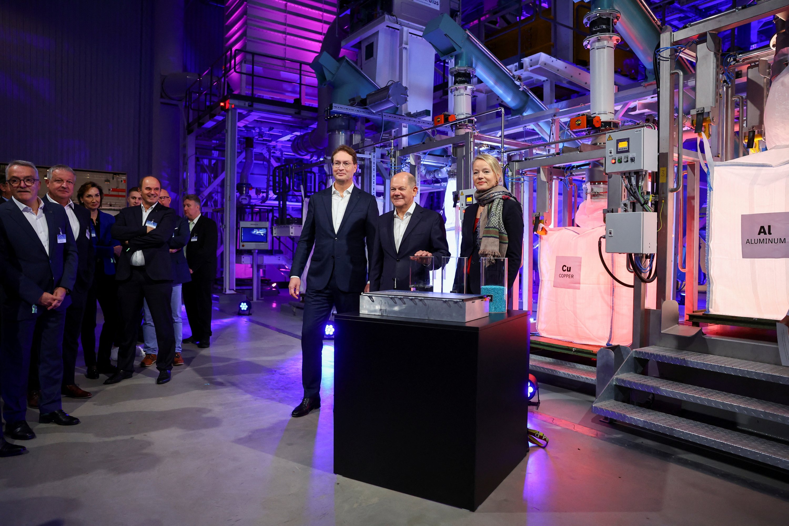 352055 German Chancellor Olaf Scholz (C) and Ola Kaellenius, CEO of Mercedes-Benz (L), attend the opening ceremony of the Mercedes-Benz battery recycling factory, Kuppenheim, Germany, Oct. 21, 2024. (Reuters Photo)