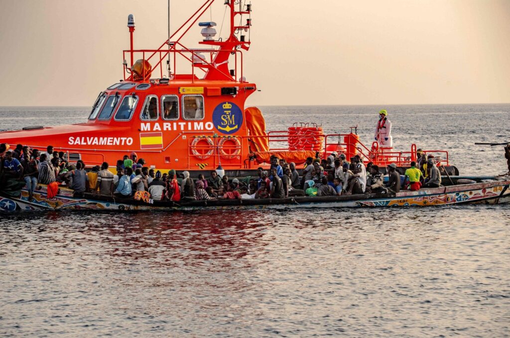 A 'cayuco' boat from Senegal with 136 migrants onboard including 40 women and 17 young children arrives after being rescued at sea by a Spanish Salvamento Maritimo (Sea Search and Rescue agency) vessel, at La Restinga port on the Canary island of El Hierro, Nov. 28, 2024. (AFP Photo)