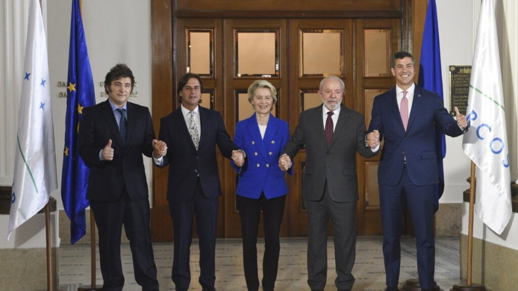 From left, Argentina President Javier Milei, Uruguayan President Luis Lacalle Pou, European Commission President Ursula von der Leyen, Brazilian President Luiz Inacio Lula de Silva and Paraguayan President Santiago pose for a photo at the Mercosur headquarters, Montevideo, Uruguay, Dec. 6, 2024. (EPA Photo)