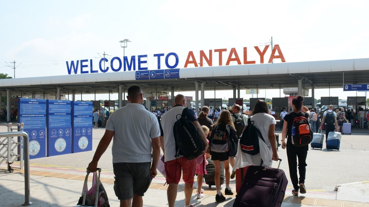 Tourists are photographed in front of a sign reading "Welcome to Antalya," Antalya, southern Türkiye. (IHA File Photo)