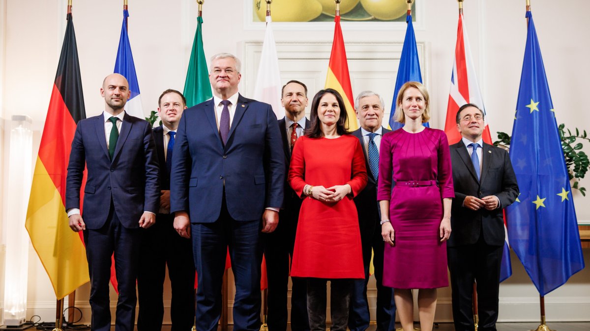 From left, French Foreign Minister Jean-Noel Barrot, Britain's Stephen Doughty, Ukraine's Foreign Minister Andrii Sybiha, Poland's Foreign Minister Radoslaw Sikorski, German Foreign Minister Annalena Baerbock, Italy's Foreign Minister Antonio Tajani, European High Representative for Foreign and Security Policy Kaja Kallas and Spain's Foreign Minister Jose Manuel Albares, pose for a family photo during a European foreign minister's meeting in Berlin, Germany, Dec. 12, 2024. (EPA Photo)