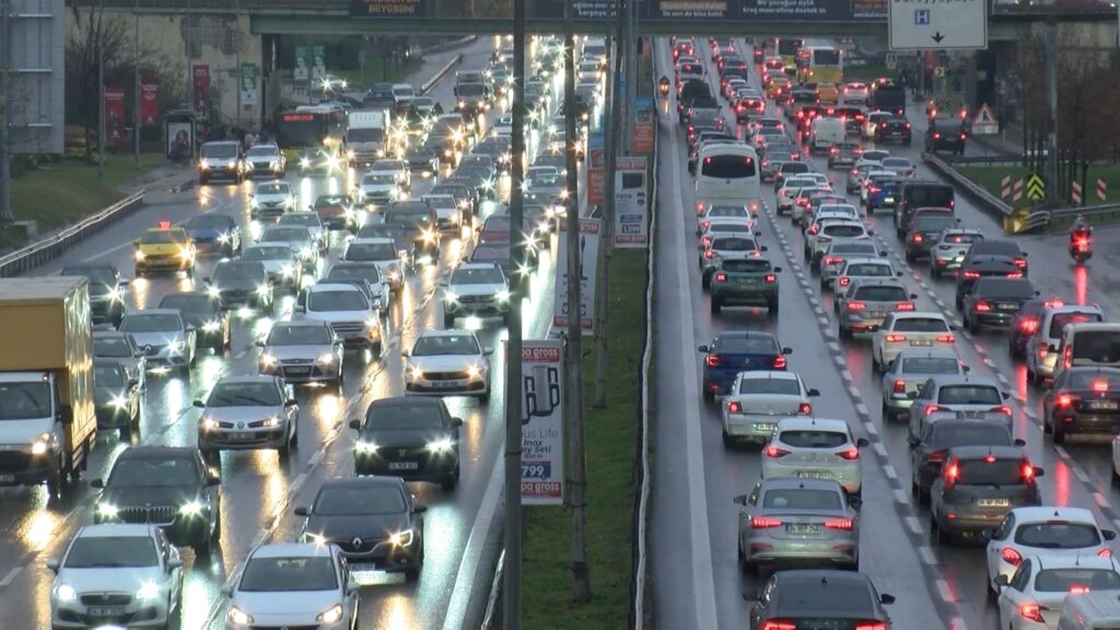 Heavy morning traffic fills the streets of Istanbul, Türkiye, Dec. 13, 2024. (DHA Photo)