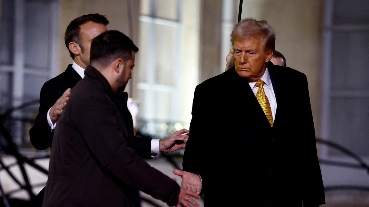 U.S. President-elect Donald Trump shakes hands with Ukraine's President Volodymyr Zelenskyy as they leave after a trilateral meeting with French President Emmanuel Macron at the Elysee Palace in Paris as part of ceremonies to mark the reopening of the Notre-Dame de Paris Cathedral, five-and-a-half years after a fire ravaged the Gothic masterpiece, in Paris, France, Dec. 7, 2024. (Reuters File Photo)