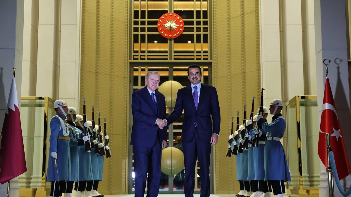 President Recep Tayyip Erdoğan and Qatar's emir Sheikh Tamim bin Hamad Al Thani shake hands at the Presidential Complex in Ankara, Dec. 17, 2024. (AA Photo)