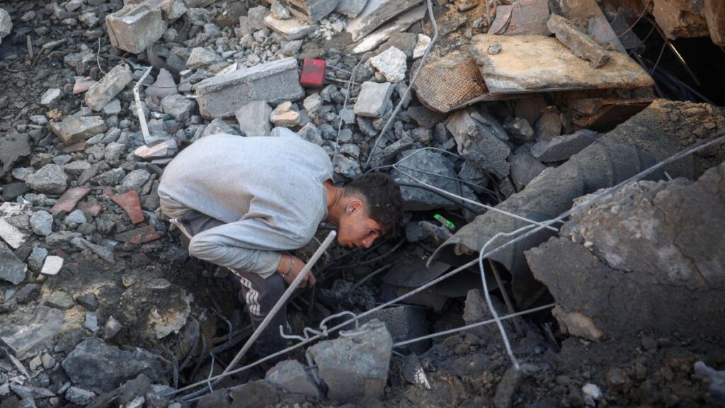 A youth searches for survivors at the site of an Israeli strike that targeted the Abu Samra family home in Deir al-Balah, central Gaza Strip, Palestine, Dec. 22, 2024. (AFP Photo)