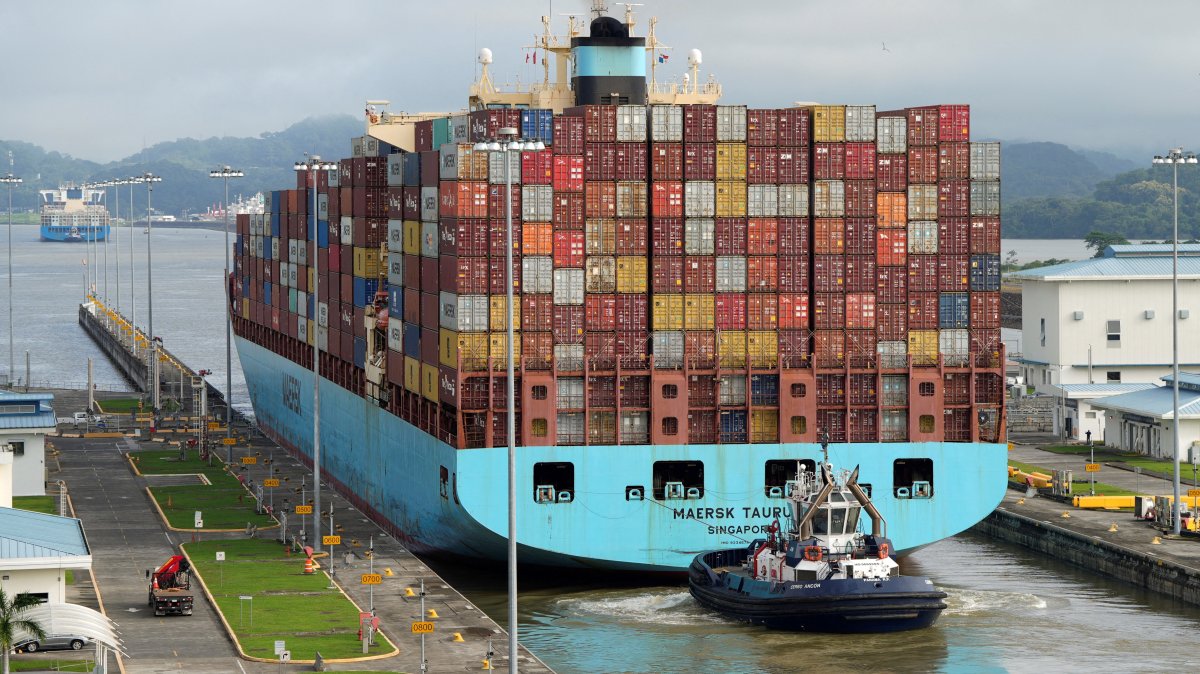 The Singapore Maersk Taurus container ship transits the expanded canal through Cocoli Locks at the Panama Canal, on the outskirts of Panama City, Panama, Aug. 12, 2024. (Reuters Photo)