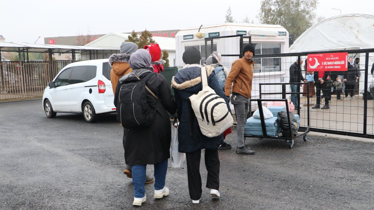 Syrians head to Öncüpınar border crossing, in Kilis, southern Türkiye, Dec. 23, 2024. (AA Photo)