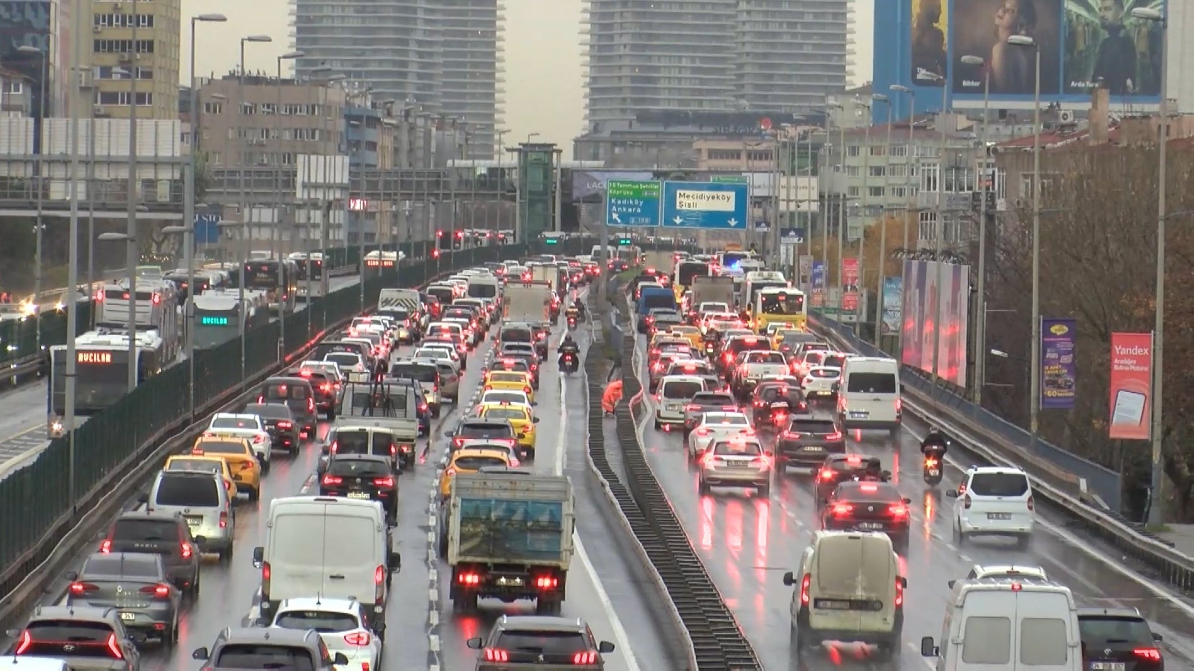An aerial view of cars and passenger vehicles in Istanbul's Mecidiyeköy neighborhood on a rainy day, Istanbul, Türkiye, Dec. 24, 2024. (IHA Photo)