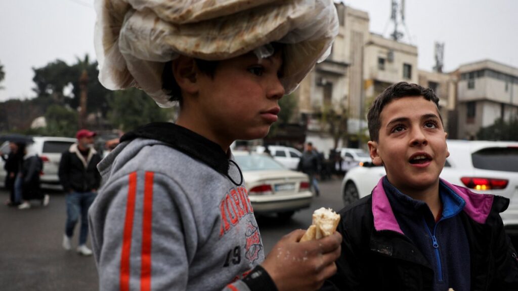 Children carry bread on a street, after the ousting of Syria's Bashar Assad, in Damascus, Syria, Dec. 24, 2024. (Reuters Photo)