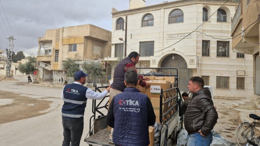 Turkish Cooperation and Coordination Agency (TIKA) volunteers distribute aid to the needy in Syria's Ghouta, Dec. 29, 2024. (AA Photo)