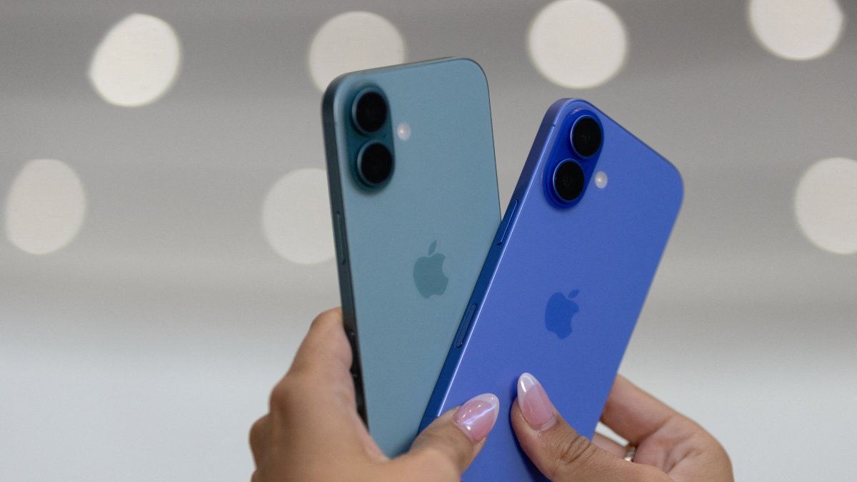 An attendee holds two iPhones 16 as Apple holds an event at the Steve Jobs Theater on its campus in Cupertino, California, U.S., Sept. 9, 2024. (Reuters Photo)