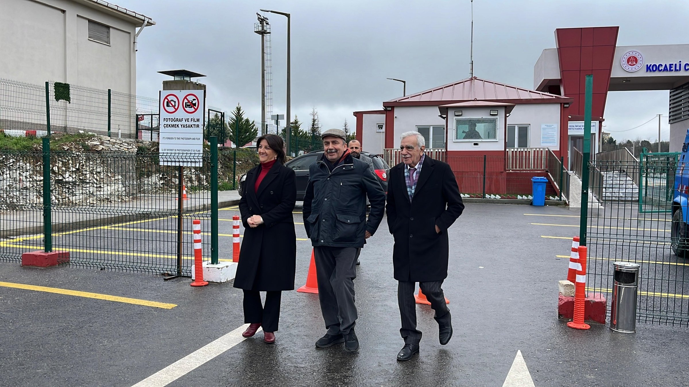 DEM lawmakers Pervin Buldan (L), Sırrı Süreyya Önder (C), and former lawmaker Ahmet Türk (R) leave the prison in Kocaeli, northwestern Türkiye, Jan. 12, 2025. (DHA Photo)