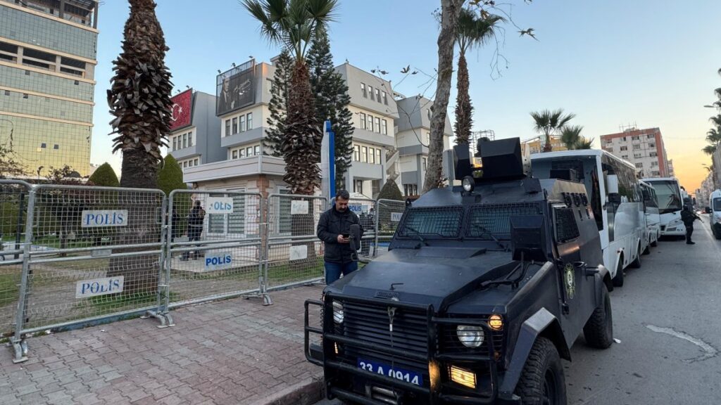 Police set up barricades outside the Akdeniz Municipality building following Mayor Hoşyar Sarıyıldız's detention, Mersin, Türkiye, Dec. 10, 2024. (IHA Photo)