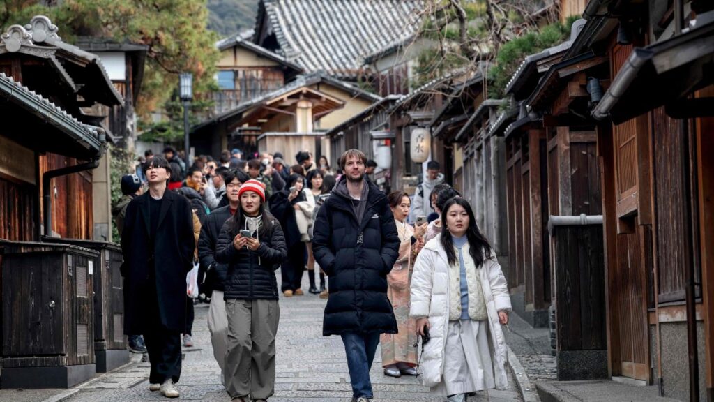 Tourists walk down a street near Yasaka Pagoda during a visit to the city of Kyoto, Japan, Jan. 13, 2025. (AFP Photo)