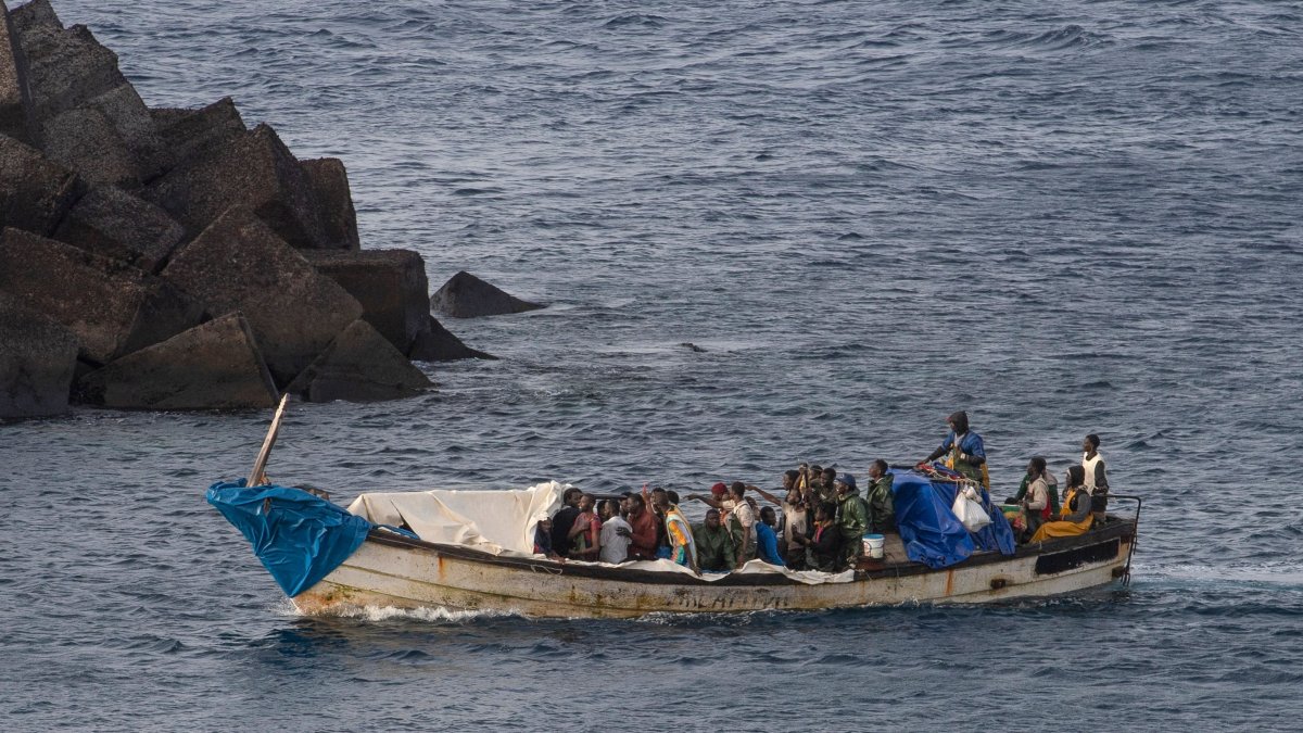 A 'cayuco' boat carrying 57 migrants arrives at La Restinga port, El Hierro, Canary Islands, on Sept. 14, 2024. In a separate incident, seven smugglers were arrested for allegedly killing four migrants, Canary, Spain, Dec. 29, 2024. (AFP Photo)