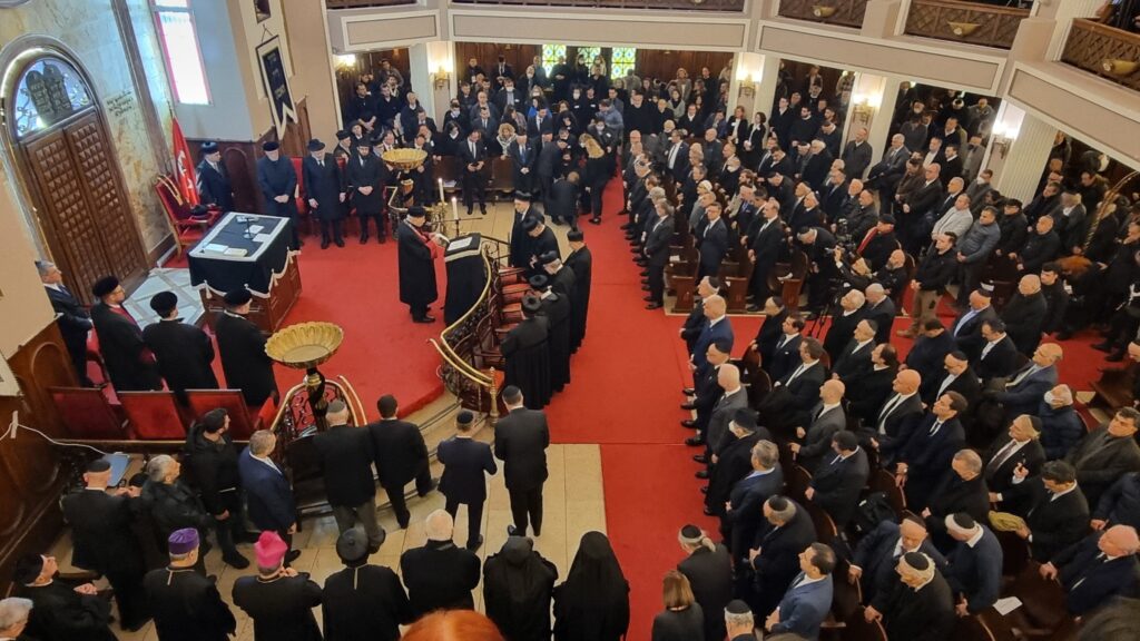 Mourners attend the funeral of Chief Rabbi Isak Haleva at Neve Shalom Synagogue, Istanbul, Türkiye, Jan. 16, 2025. (IHA Photo)