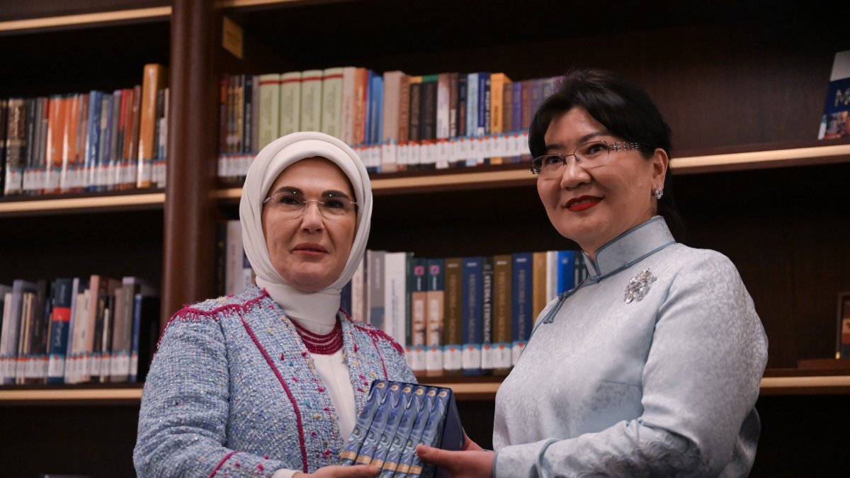 First lady Emine Erdoğan (L) and Bolortsetseg Luvsandorj, first lady of Mongolia, meet in Ankara,Türkiye, Jan. 17, 2024. (AA Photo)