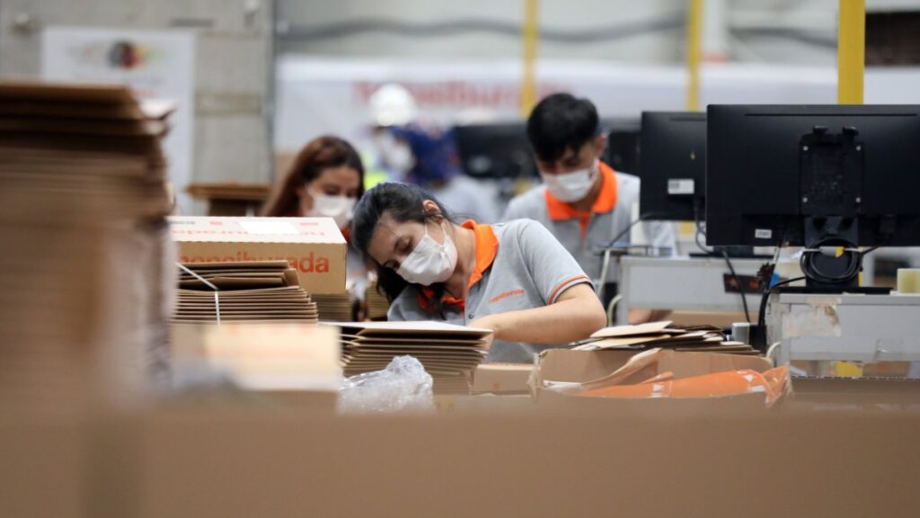 Workers are seen at e-commerce giant Hepsiburada's smart logistics center in Gebze district of Kocaeli province, northwestern Türkiye, Sept. 12, 2021. (AA Photo)