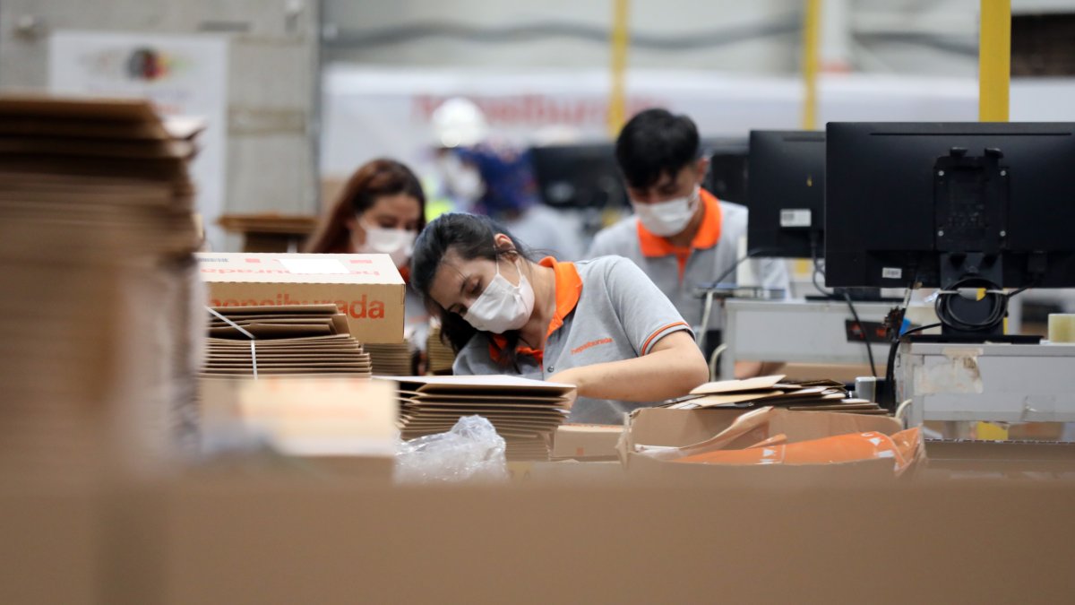 Workers are seen at e-commerce giant Hepsiburada's smart logistics center in Gebze district of Kocaeli province, northwestern Türkiye, Sept. 12, 2021. (AA Photo)