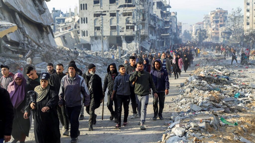 Displaced Palestinians make their way past the rubble as they return to their homes in the northern Gaza Strip, Palestine, Jan. 19, 2025. (Reuters Photo)