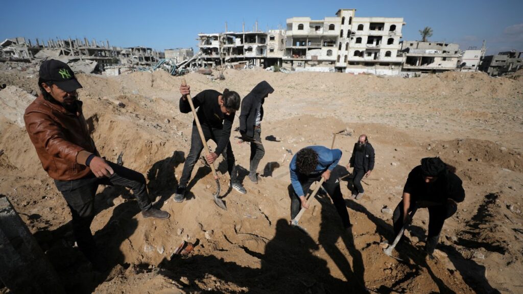 Palestinians search for the graves and bodies of loved ones at Shejaia cemetery, which had been flattened by Israeli tanks and bulldozers, Gaza City, Palestine, Jan. 20, 2025. (Reuters Photo)