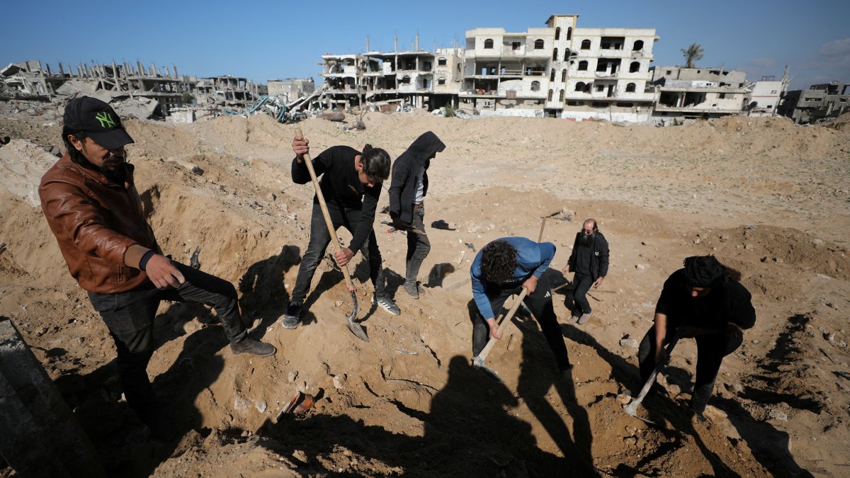 Palestinians search for the graves and bodies of loved ones at Shejaia cemetery, which had been flattened by Israeli tanks and bulldozers, Gaza City, Palestine, Jan. 20, 2025. (Reuters Photo)