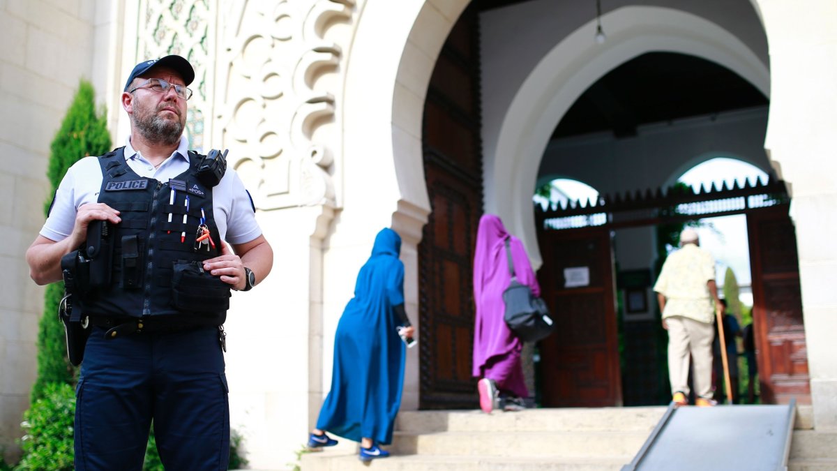 A police officer stands guard as people enter the Grand Mosque of Paris, Paris, France, May 27, 2017. (AFP File Photo)