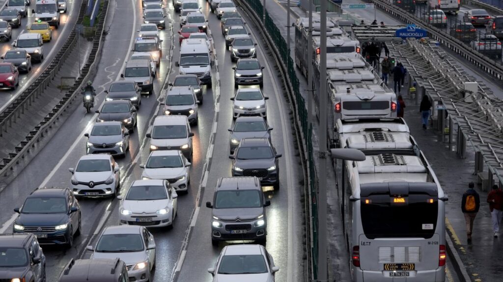 Traffic congestion during the morning rush hour, Istanbul, Türkiye, Dec. 30, 2024. (AA Photo)