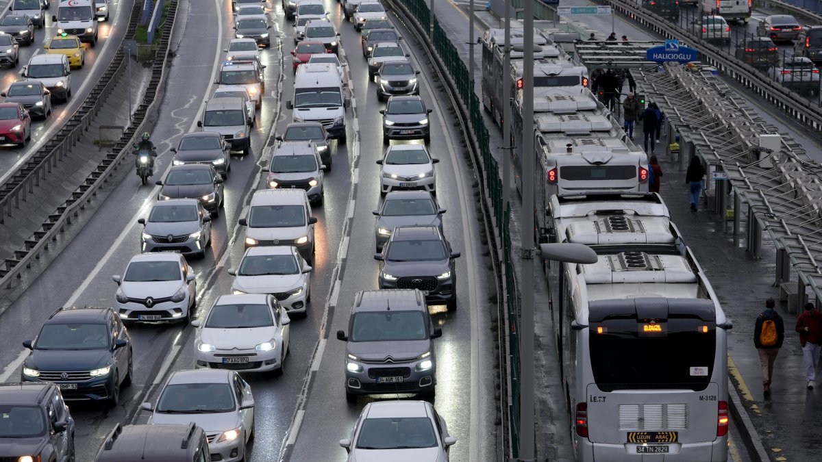 Traffic congestion during the morning rush hour, Istanbul, Türkiye, Dec. 30, 2024. (AA Photo)