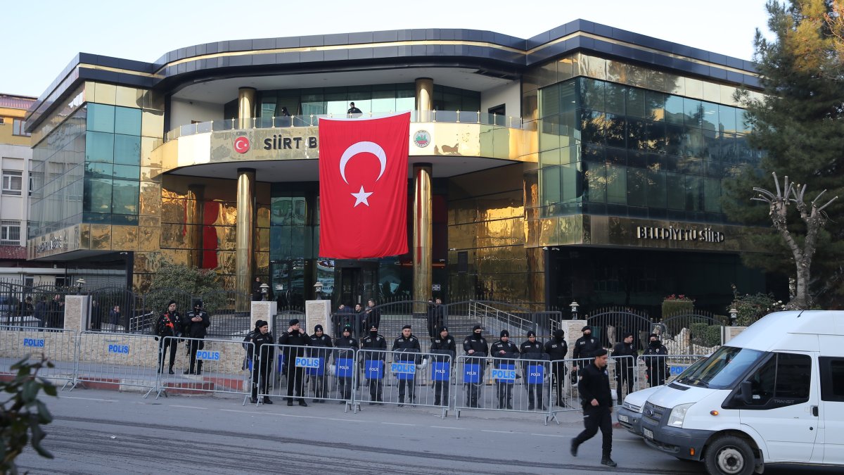 Police set up barricades outside the Siirt Municipality building following Mayor Sofya Alağaş's removal, Siirt, Türkiye, Jan. 29, 2025. (AA Photo)