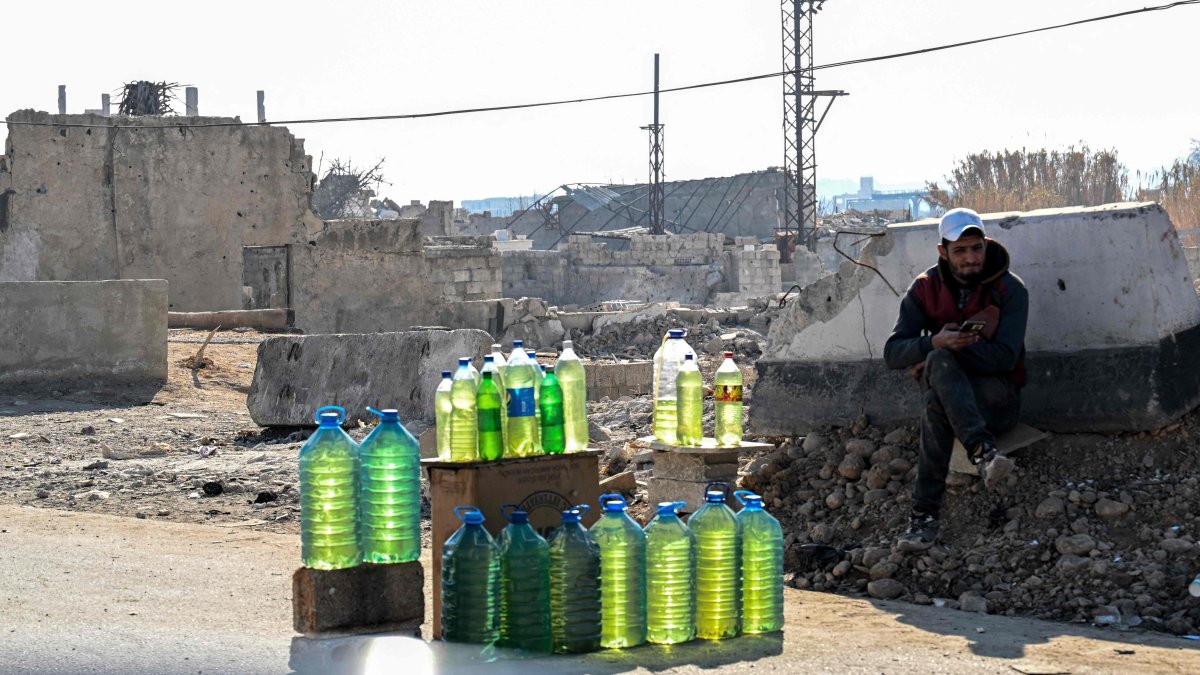 A gasoline vendor sits on the side of the road, Damascus, Syria, Jan. 14, 2025. (AFP Photo)