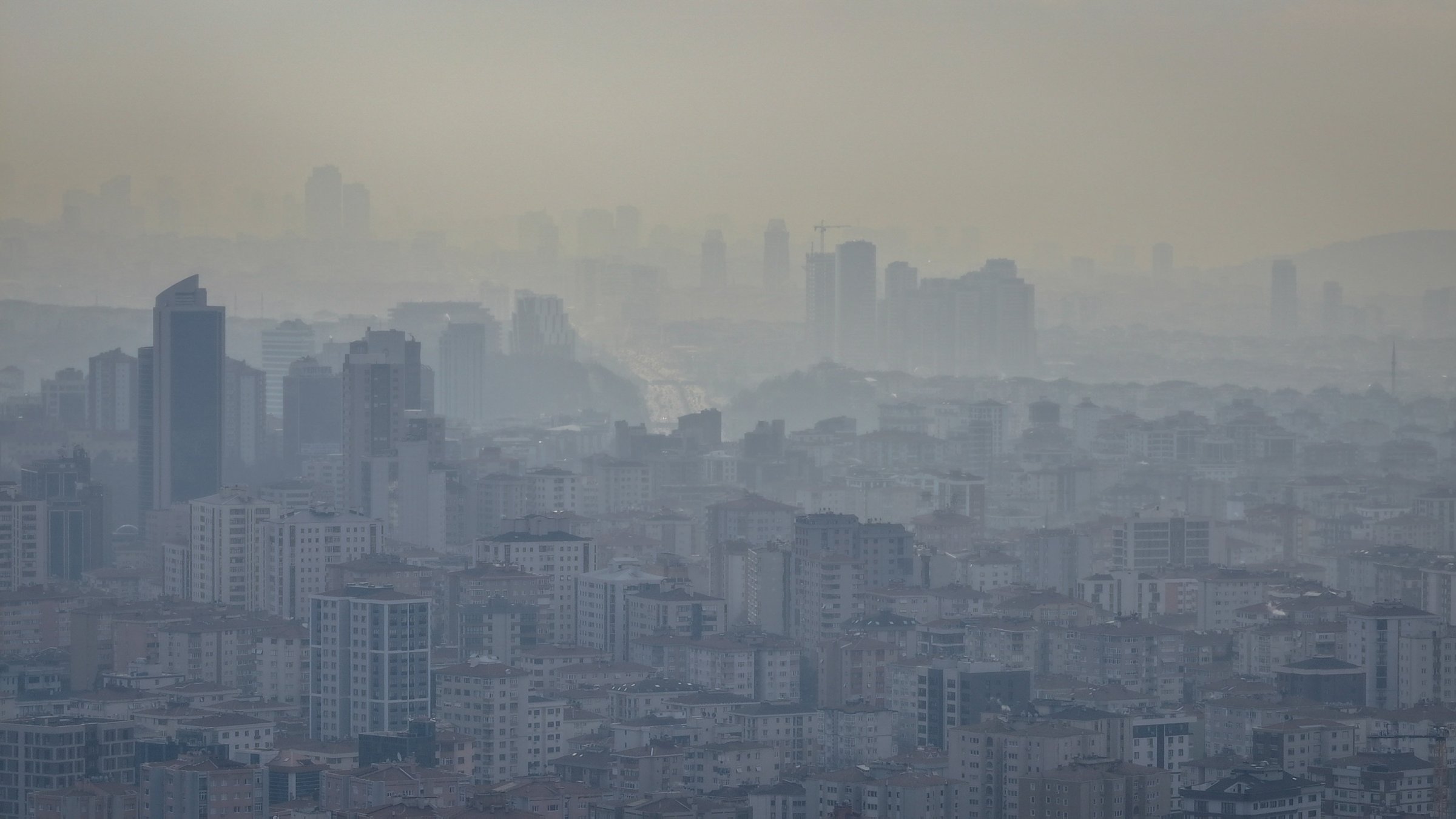 Smog hovers over Istanbul as pollution covers the city's skyline, Istanbul, Türkiye, Jan. 31, 2025. (AA Photo)