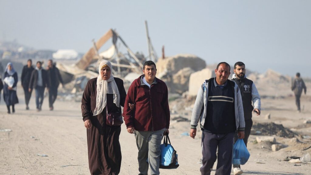 Palestinians, who were displaced to the south at Israel's order during the war, make their way as they return to their homes in northern Gaza, amid a cease-fire between Israel and Hamas, in Gaza City, Jan. 29, 2025. (Reuters File Photo)