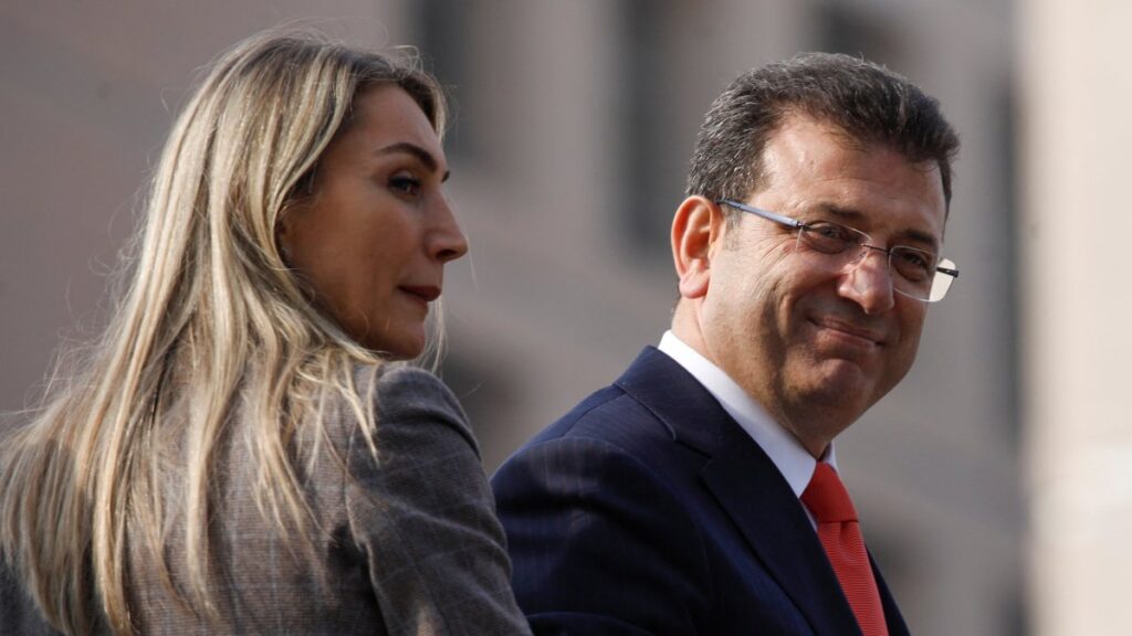Istanbul Mayor Ekrem Imamoğlu (R), accompanied by his wife Dilek Imamoğlu, is seen on top of a bus after giving testimony at a courthouse, Istanbul, Türkiye, Jan. 31, 2025. (Reuters Photo)