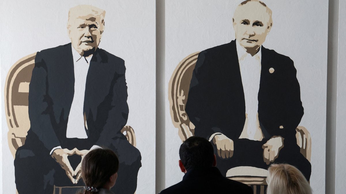 Visitors stand in front of an artwork depicting U.S. President Donald Trump and Russian President Vladimir Putin at an exhibition, in Yalta, Crimea, Feb. 8, 2025. (Reuters Photo)