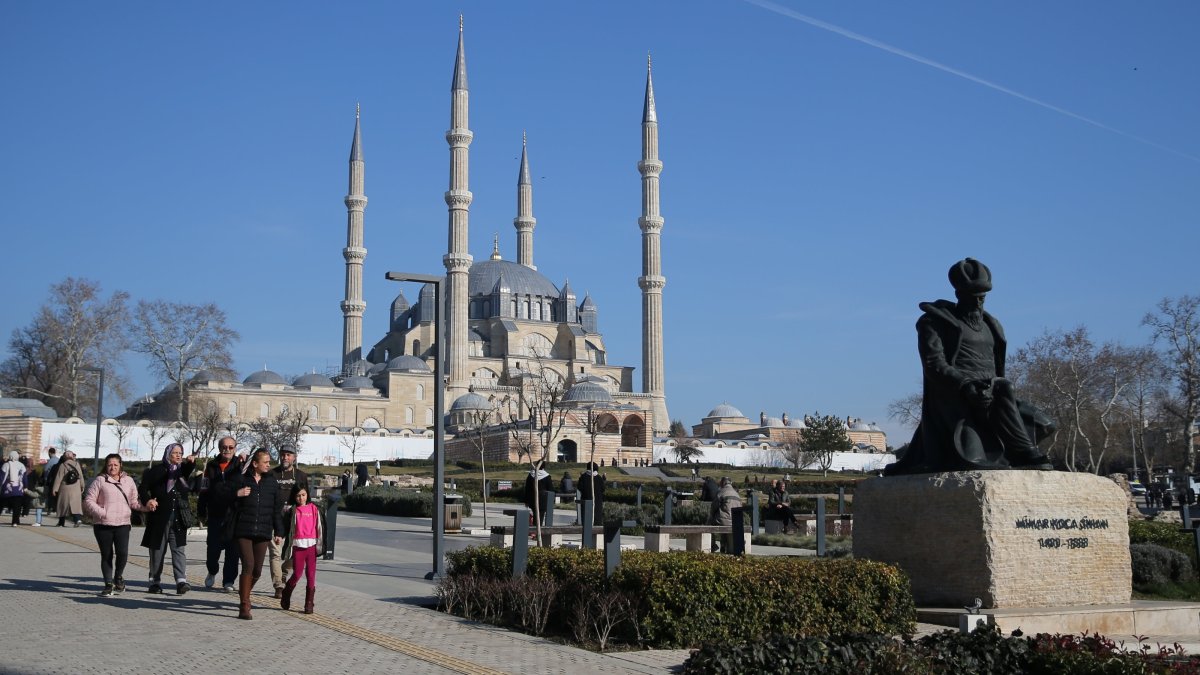 Tourists are photographed in the northwestern province of Edirne, Türkiye, Jan. 28, 2025. (AA Photo)